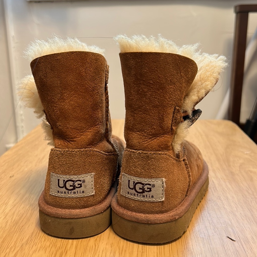 Toddler size 9 Ugg’s chestnut
